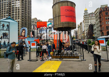 Des centaines de visiteurs affluent à la Calvin Klein X Amazon fashion branding en collaboration événement Flatiron Plaza à New York, le samedi 6 octobre 2018. Les visiteurs ont eu droit à un certain nombre d 'expériences', y compris des jeux, des gouttes de produit et d'un pop-corn. stand selfies L'événement a également annoncé l'A$AP Rocky limited edition Calvin Klein (blouson camionneur Â© Richard B. Levine) Banque D'Images