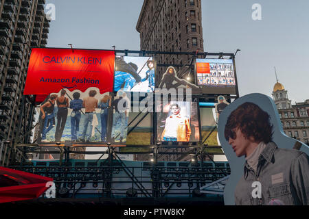 Des centaines de visiteurs affluent à la Calvin Klein X Amazon fashion branding en collaboration événement Flatiron Plaza à New York, le vendredi 5 octobre 2018. Les visiteurs ont eu droit à un certain nombre d 'expériences', y compris des jeux, des gouttes de produit et d'un pop-corn. stand selfies L'événement a également annoncé l'A$AP Rocky limited edition Calvin Klein (blouson camionneur Â© Richard B. Levine) Banque D'Images