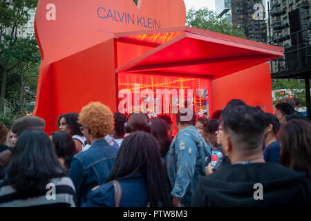 Des centaines de visiteurs affluent à la Calvin Klein X Amazon fashion branding en collaboration événement Flatiron Plaza à New York, le vendredi 5 octobre 2018. Les visiteurs ont eu droit à un certain nombre d 'expériences', y compris des jeux, des gouttes de produit et d'un pop-corn. stand selfies L'événement a également annoncé l'A$AP Rocky limited edition Calvin Klein (blouson camionneur Â© Richard B. Levine) Banque D'Images