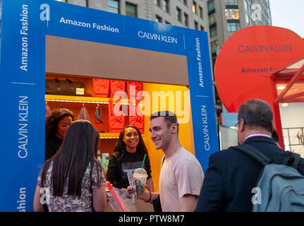 Des centaines de visiteurs affluent à la Calvin Klein X Amazon fashion branding en collaboration événement Flatiron Plaza à New York, le vendredi 5 octobre 2018. Les visiteurs ont eu droit à un certain nombre d 'expériences', y compris des jeux, des gouttes de produit et d'un pop-corn. stand selfies L'événement a également annoncé l'A$AP Rocky limited edition Calvin Klein (blouson camionneur Â© Richard B. Levine) Banque D'Images