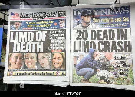 Pages avant le lundi 8 octobre 2018 du New York Daily News et le New York Post 6 octobre Rapport sur l'accident de véhicule à Schoharie, NY qui a causé la mort de 20 personnes, dont quatre sœurs. (Â© Richard B. Levine) Banque D'Images