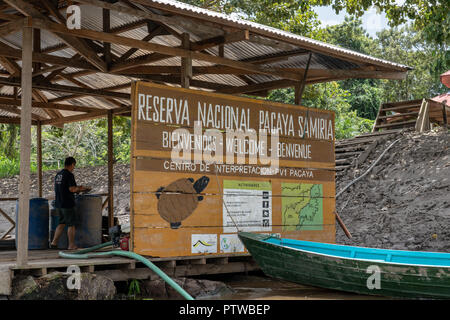 La réserve de Pacaya Samiria, Pérou, Amérique du Sud. La station de rangers signe montrant où vous payez votre droit d'entrée. (Pour un usage éditorial uniquement) Banque D'Images