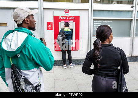 Londres Angleterre,Royaume-Uni,Southwark,Blackfriars Road,Post Office Card Account POCA,ATM,Automatic Teller,Black man men male,Woman Woman Women,couple,UK GB Eng Banque D'Images