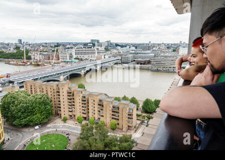 Londres Angleterre, Royaume-Uni, Bankside, Tamise, Tate Modern Art Museum Terrace, vue sur la ville, ciel gris, homme asiatique hommes hommes, recherche, Royaume-Uni GB Anglais Europe, UK18 Banque D'Images