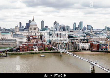 Londres Angleterre,Royaume-Uni,Bankside,Tamise,Tate art moderne musée terrasse vue, horizon de la ville,ciel gris,Millennium Bridge,suspension Footbridge,St Paul's ca Banque D'Images