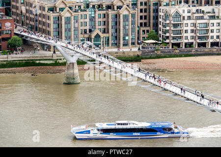 Londres Angleterre,Royaume-Uni,Bankside,la Tamise,Tate Modern Art Museum terrasse vue,Millennium Bridge,suspension Footbridge,piétons traversant le pont,sites Banque D'Images