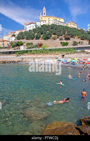 Plage en contrebas du village de Cervo le long de la Riviera Italienne Banque D'Images