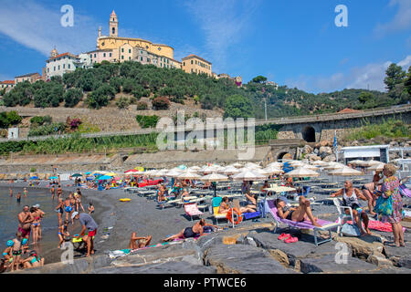 Plage en contrebas du village de Cervo le long de la Riviera Italienne Banque D'Images