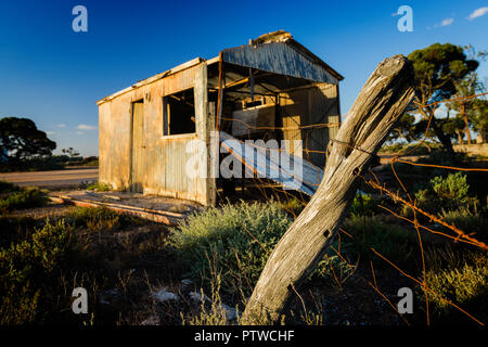 Ancien hangar en tôles ondulées à Koonalda Homestead, ancienne route d'Eyre Parc National de Nullarbor, Australie du Sud Banque D'Images