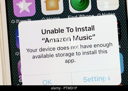 Impossible d'installer app message en raison de l'absence de l'espace de stockage disponible sur iPhone - USA Banque D'Images