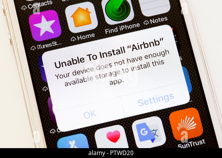 Impossible d'installer app message en raison de l'absence de l'espace de stockage disponible sur iPhone - USA Banque D'Images