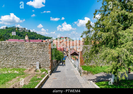 BRASOV, Roumanie - 19 juin 2018 : belle rue de Brasov, Roumanie. Banque D'Images