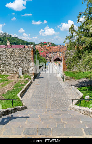 BRASOV, Roumanie - 19 juin 2018 : belle rue de Brasov, Roumanie. Banque D'Images