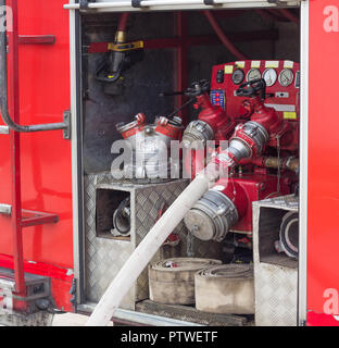 Retour de le camion de pompiers, flexibles et de l'équipement, feu rouge, le moteur et les bornes de l'équipement spécial Banque D'Images