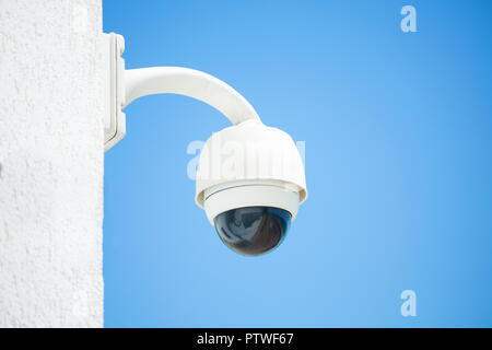 Une caméra de vidéo surveillance , Dôme caméra de sécurité dans la rue. Banque D'Images