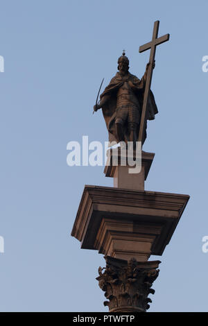 Le roi Sigismond colonne sur la place du château dans la vieille ville de Varsovie, Pologne, au coucher du soleil Banque D'Images
