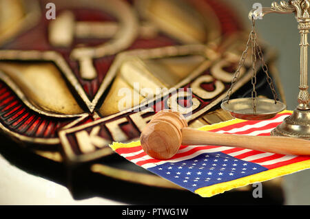 Balance de la justice, wooden gavel et United States flag sur l'arrière-plan avec des armoiries de l'état Comité de la sécurité de l'URSS (KGB) Banque D'Images