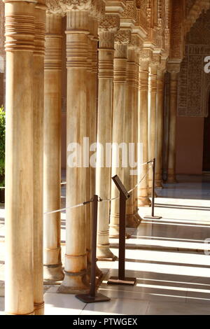 L'intérieur du Palais de l'Alhambra awes visiteurs avec ses détails complexes et arch façons, à Grenade, en Espagne. Banque D'Images