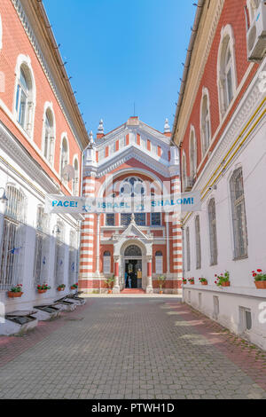 La Synagogue Beth Israel à Brasov sur une journée ensoleillée à Brasov, Roumanie. Banque D'Images