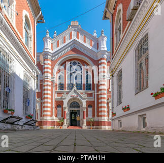 La Synagogue Beth Israel à Brasov sur une journée ensoleillée à Brasov, Roumanie. Banque D'Images