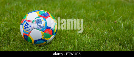 Moscou, Russie, le 7 octobre 2018 : Nations Unies Adidas UEFA Ligue, ballon de match officiel Glider sur l'herbe, tonique Banque D'Images