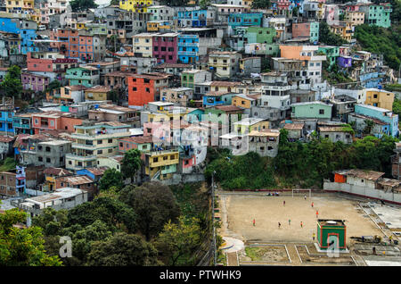 Terrain de soccer à Guayaquil, Equateur Entourée par des logements colorés Banque D'Images