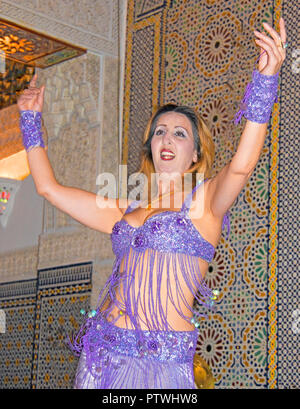 Danseuse du Ventre au restaurant, Fes, Maroc. Banque D'Images