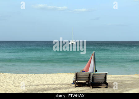 La plage de sable blanc et de mer calme Baie néerlandais à Trincomalee, plus un yacht Banque D'Images