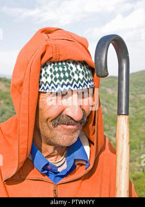 Berger dans les montagnes du Rif près de Chefchaouen, Maroc. Banque D'Images