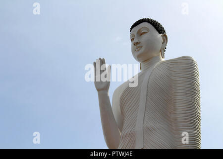 Le Bouddha Statue de Gokanna Rajamaha Viharaya autour du Fort Frederick à Trincomalee. Prises au Sri Lanka, août 2018. Banque D'Images