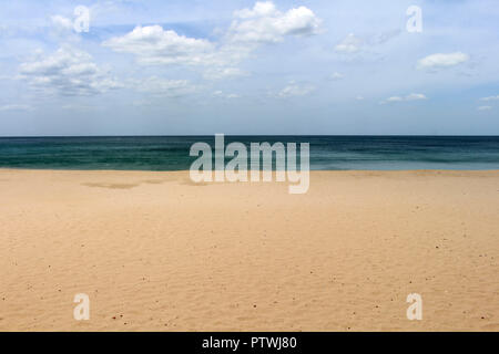 La plage de sable blanc et paresseux vague de Dutch Bay à Trincomalee. Prises au Sri Lanka, août 2018. Banque D'Images