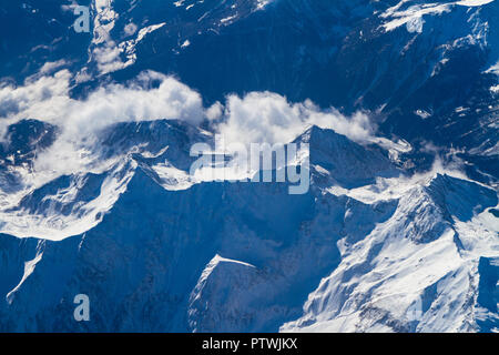 Vue aérienne unique de Cumulus nuages d'orage impressionnant corps recouvert de neige le centre-sud de l'Europe région de montagne vu à travers une fenêtre Banque D'Images