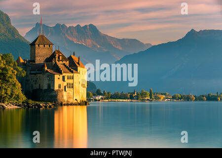 Château de Chillon (Anglais : Château de Chillon) est un château situé à l'île sur le lac de Genève (Lac Léman), au sud de Veytaux, dans le canton de Vaud. Banque D'Images