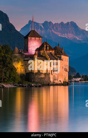 Château de Chillon (Anglais : Château de Chillon) est un château situé à l'île sur le lac de Genève (Lac Léman), au sud de Veytaux, dans le canton de Vaud. Banque D'Images