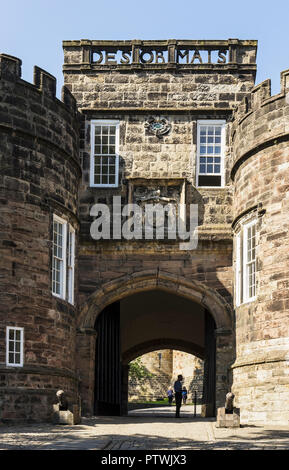 Les deux tours, gatehouse de Skipton Castle, construit par le baron Robert de Romille Norman en 1090. Banque D'Images