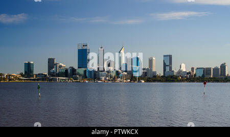 Toits de Perth avec Swan River. Vue depuis le Sud Perth, Perth, Australie occidentale Banque D'Images