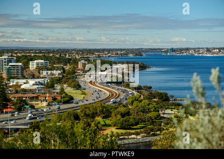 Circulation sur les rues Narrows Bridge et South Perth City, vue de Kings Park, Perth, Australie occidentale Banque D'Images