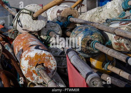 Les filets de pêche dans le port. Accessoires pour la pêche en Europe centrale. Saison de l'automne. Banque D'Images
