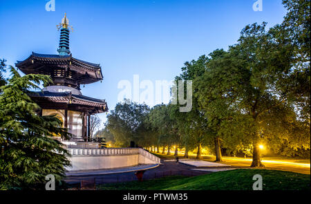 La pagode bouddhiste de la paix la nuit dans Battersea Park London UK Banque D'Images