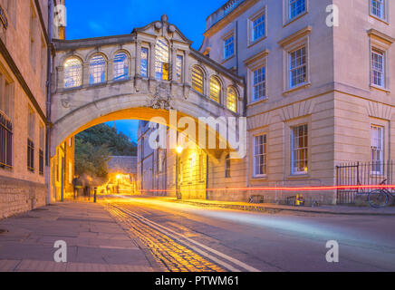 Pont de Hertford, Oxford University "le Pont des Soupirs", est un assemblage de deux parties de Skyway Hertford College au New College, à Oxford, Angleterre. Banque D'Images