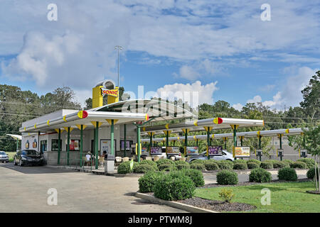 Sonic Drive dans la restauration rapide ou décontracté, le restaurant extérieur avant, en passant au travers, à Montgomery, en Alabama, USA. Banque D'Images