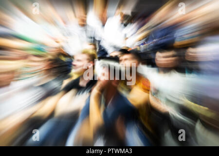 Résumé photo d'une audience avec l'appareil photo fait effet de zoom Banque D'Images
