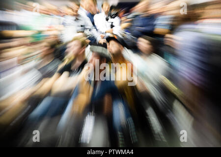 Résumé photo d'une audience avec l'appareil photo fait effet de zoom Banque D'Images