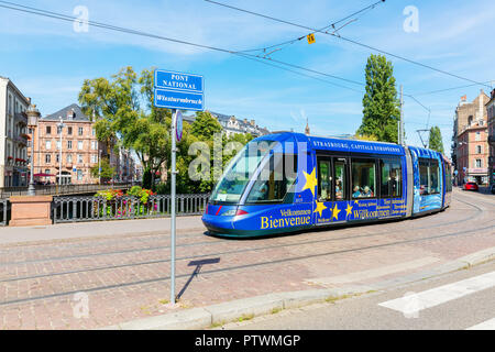 Strasbourg, France - 09 septembre 2018 : le tramway dans la ville de Strasbourg avec des personnes non identifiées. Strasbourg est la capitale et la plus grande ville de la Gr Banque D'Images