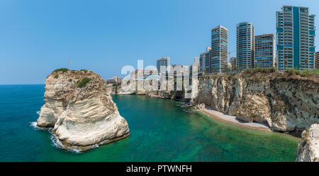 Skyline et Rouche rocks à Beyrouth, Liban cityscape en mer pendant la journée dans la capitale Beyrouth Liban Banque D'Images