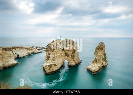 Rouche rocks à Beyrouth, Liban, près de la mer et au coucher du soleil. Jour nuageux à Beyrouth Liban Banque D'Images