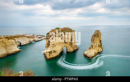 Rouche rocks à Beyrouth, Liban, près de la mer et au coucher du soleil. Jour nuageux à Beyrouth Liban Banque D'Images