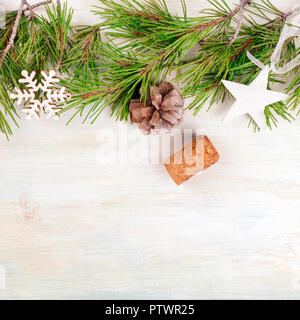 Fond de Noël avec des branches de sapins, cônes, neige, décorations de Noël, un bouchon de champagne, et copy space Banque D'Images