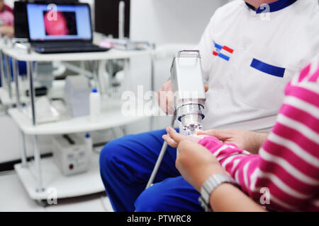 Le médecin examine le dispositif médical spécial enfants taupes Banque D'Images