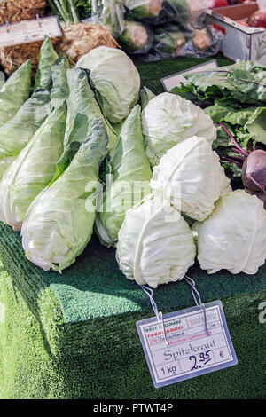 L'un des (9) images relatives à divers légumes en vente sur les stands du marché de Munich. Le fait choux sont en Euros et sont en allemand. Banque D'Images